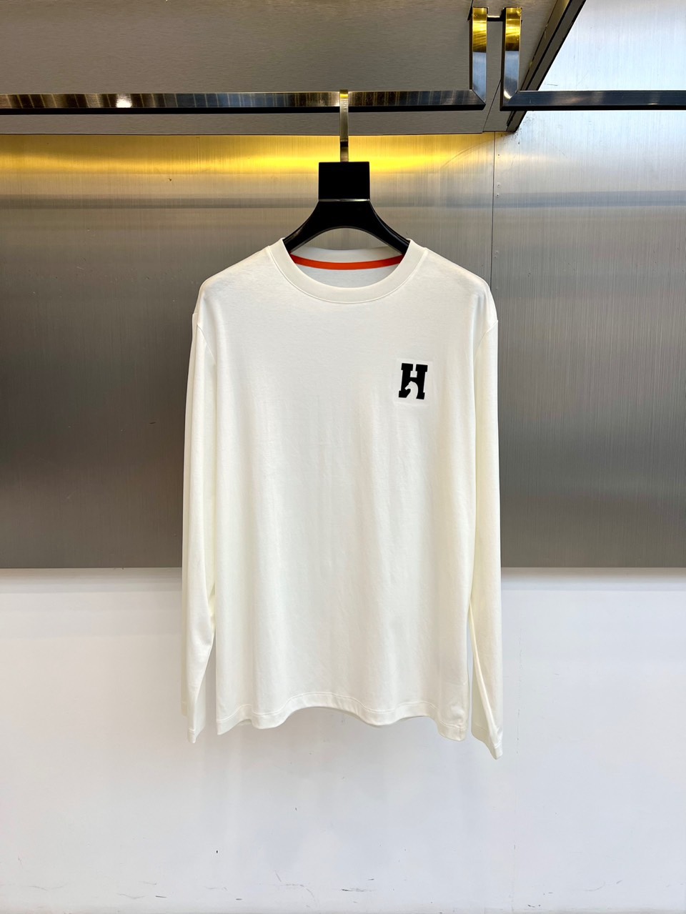 H爱马仕、2025秋冬新品 HERMÈS至简美学长袖T恤。采用72%棉、21%聚酯纤维与7%氨纶的科学配