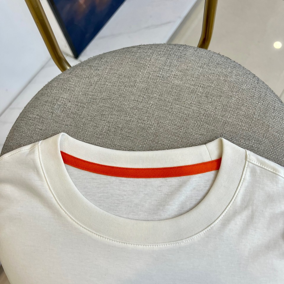 H爱马仕、2025秋冬新品 HERMÈS至简美学长袖T恤。采用72%棉、21%聚酯纤维与7%氨纶的科学配