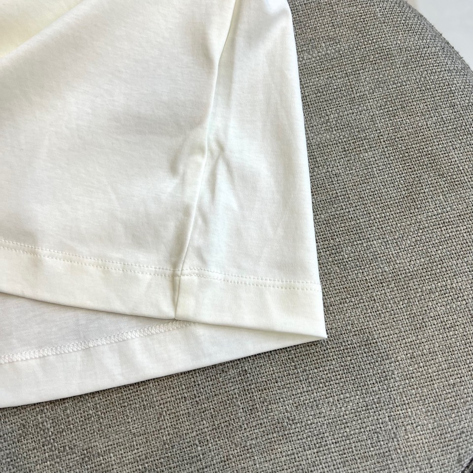 H爱马仕、2025秋冬新品 HERMÈS至简美学长袖T恤。采用72%棉、21%聚酯纤维与7%氨纶的科学配