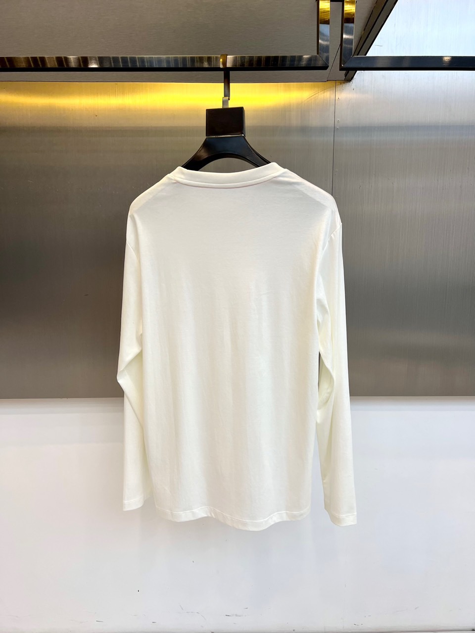 H爱马仕、2025秋冬新品 HERMÈS至简美学长袖T恤。采用72%棉、21%聚酯纤维与7%氨纶的科学配