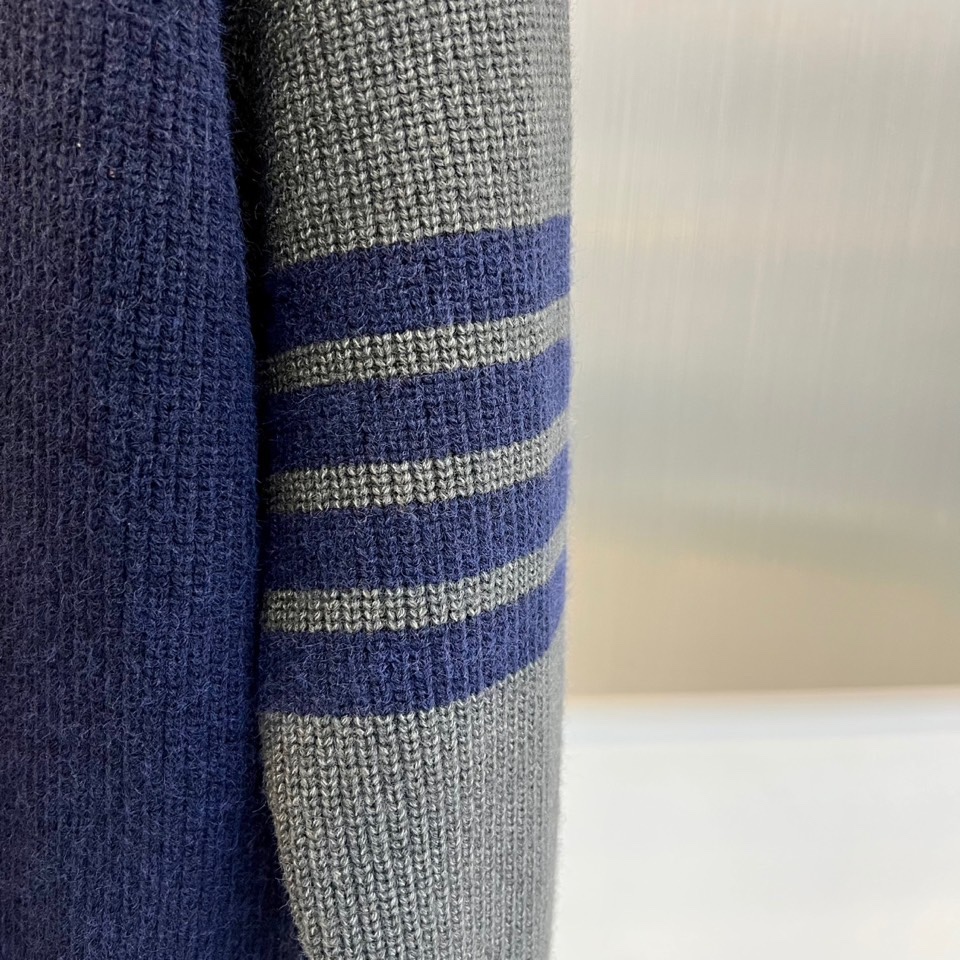 TB汤姆布朗、2025秋冬新品 | THOM BROWNE标志性拼色🐑毛衣。采用50%绵羊毛、10%马海