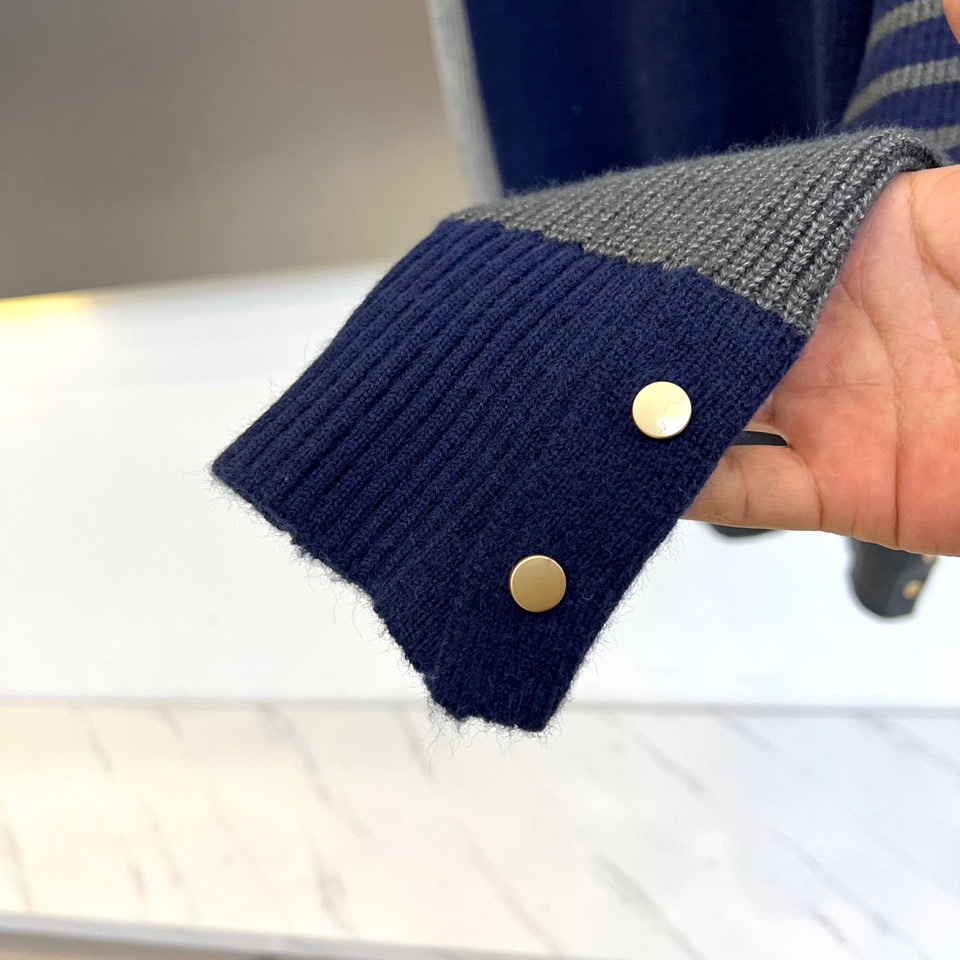 TB汤姆布朗、2025秋冬新品 | THOM BROWNE标志性拼色🐑毛衣。采用50%绵羊毛、10%马海