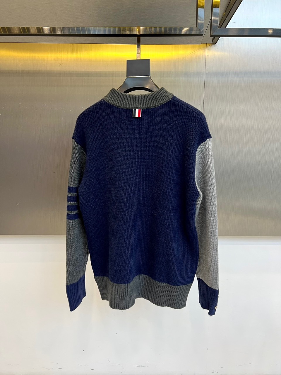 TB汤姆布朗、2025秋冬新品 | THOM BROWNE标志性拼色🐑毛衣。采用50%绵羊毛、10%马海