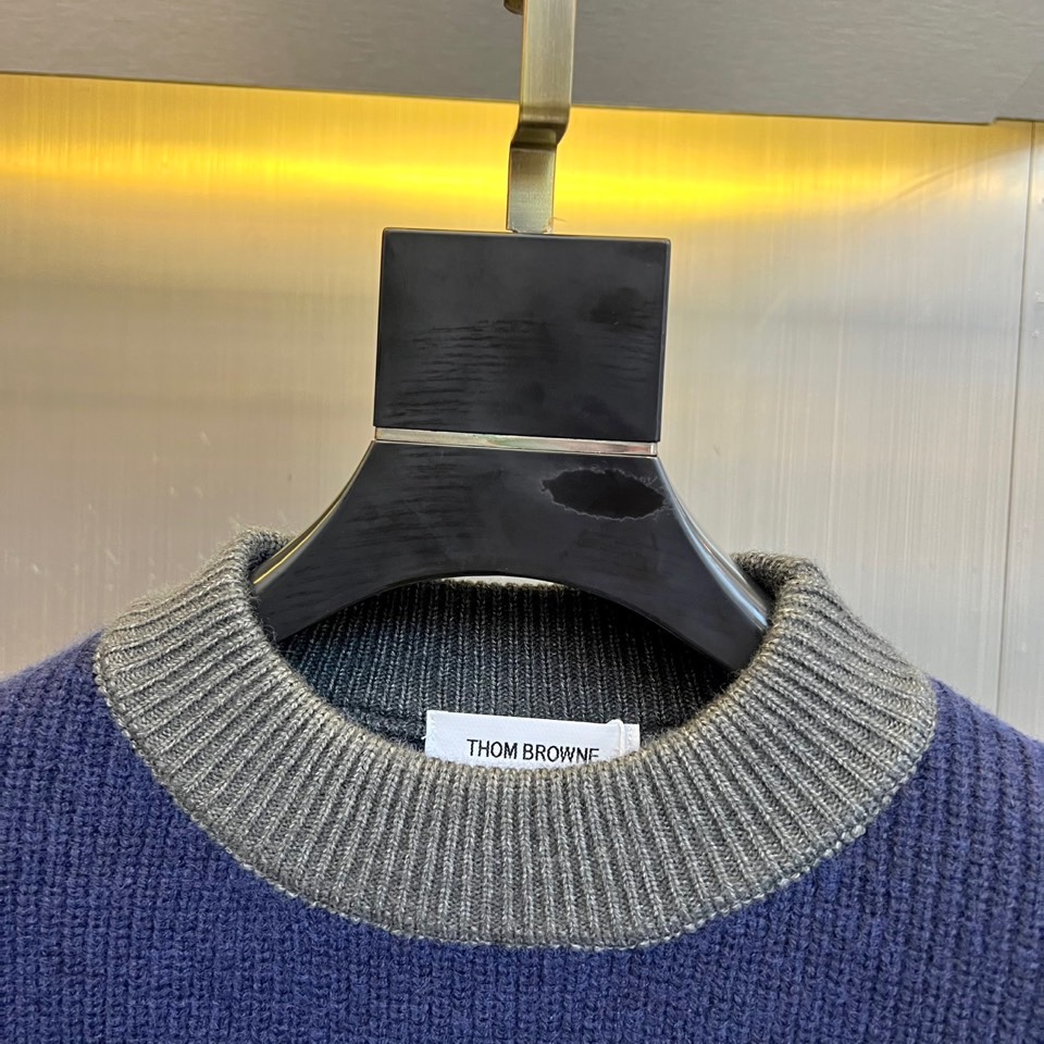 TB汤姆布朗、2025秋冬新品 | THOM BROWNE标志性拼色🐑毛衣。采用50%绵羊毛、10%马海