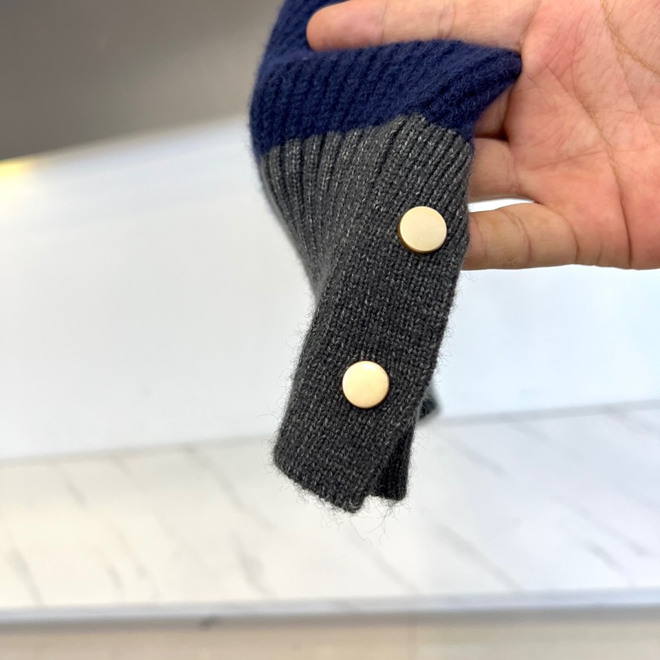 TB汤姆布朗、2025秋冬新品 | THOM BROWNE标志性拼色🐑毛衣。采用50%绵羊毛、10%马海