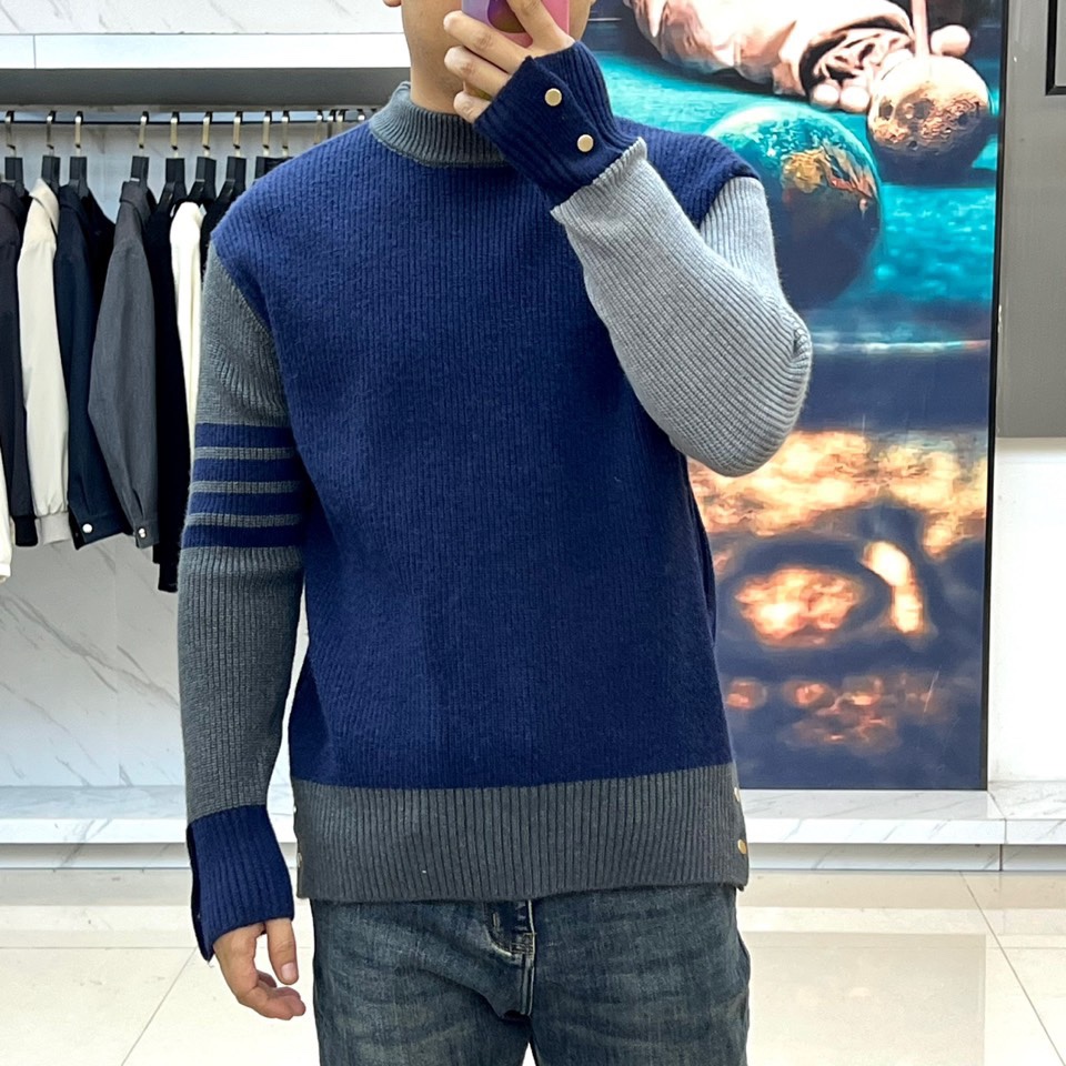 TB汤姆布朗、2025秋冬新品 | THOM BROWNE标志性拼色🐑毛衣。采用50%绵羊毛、10%马海