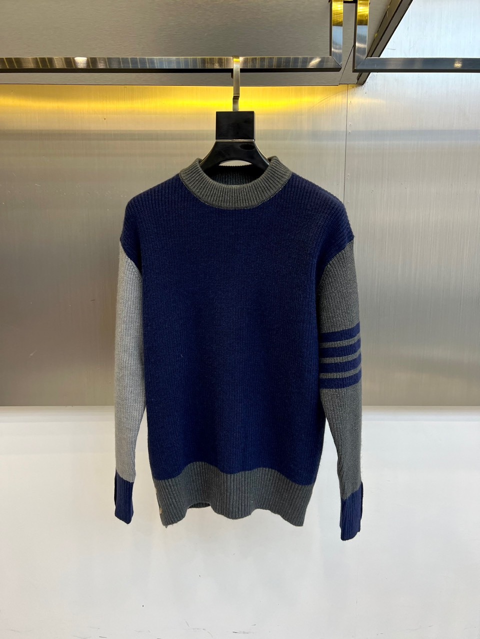 TB汤姆布朗、2025秋冬新品 | THOM BROWNE标志性拼色🐑毛衣。采用50%绵羊毛、10%马海