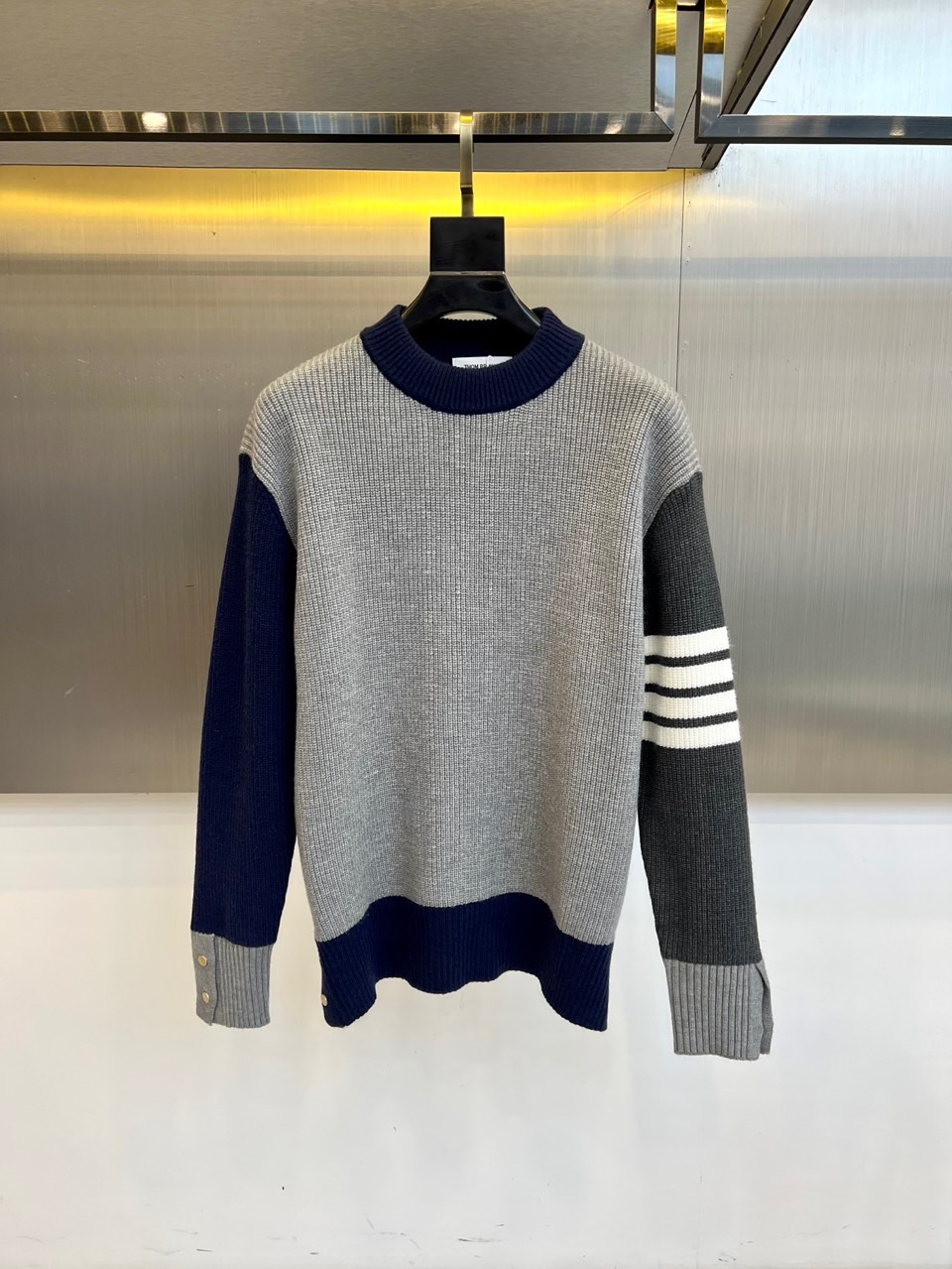 TB汤姆布朗、2025秋冬新品 | THOM BROWNE标志性拼色🐑毛衣。采用50%绵羊毛、10%马海