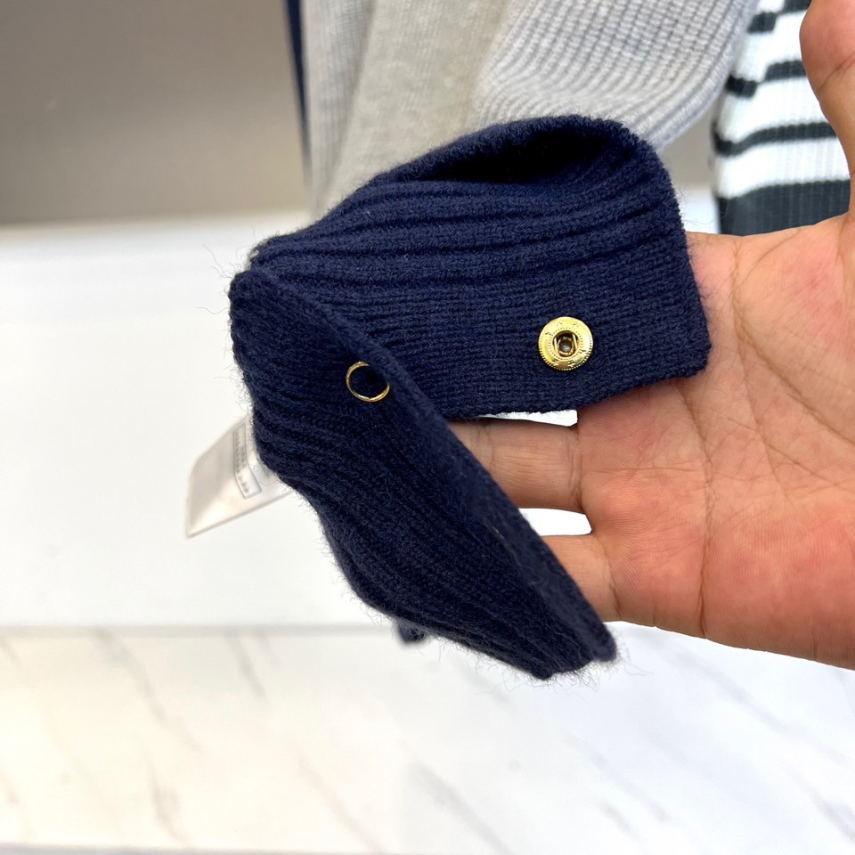 TB汤姆布朗、2025秋冬新品 | THOM BROWNE标志性拼色🐑毛衣。采用50%绵羊毛、10%马海