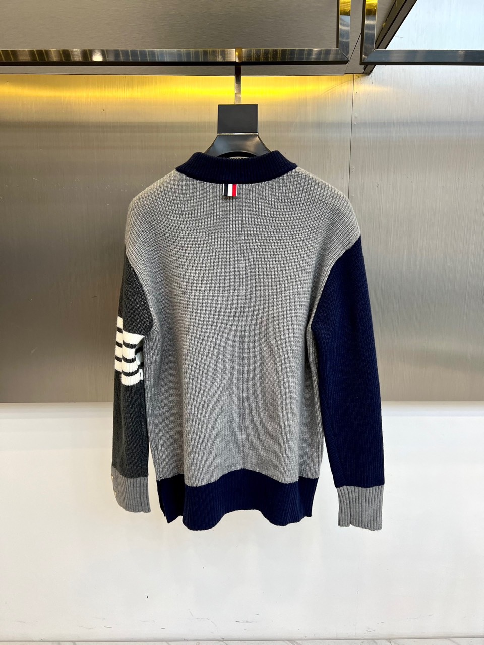 TB汤姆布朗、2025秋冬新品 | THOM BROWNE标志性拼色🐑毛衣。采用50%绵羊毛、10%马海