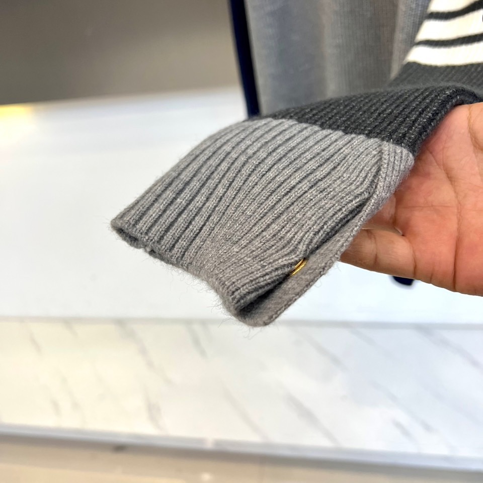 TB汤姆布朗、2025秋冬新品 | THOM BROWNE标志性拼色🐑毛衣。采用50%绵羊毛、10%马海