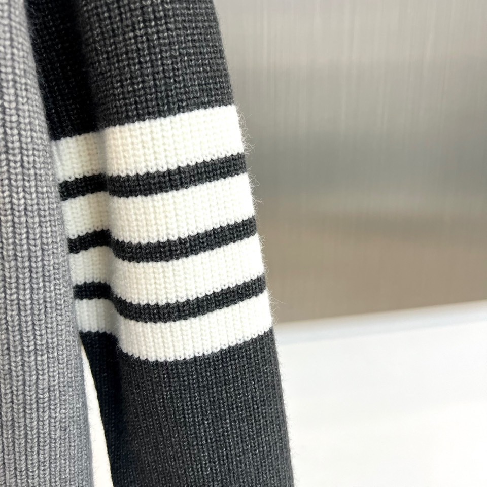 TB汤姆布朗、2025秋冬新品 | THOM BROWNE标志性拼色🐑毛衣。采用50%绵羊毛、10%马海