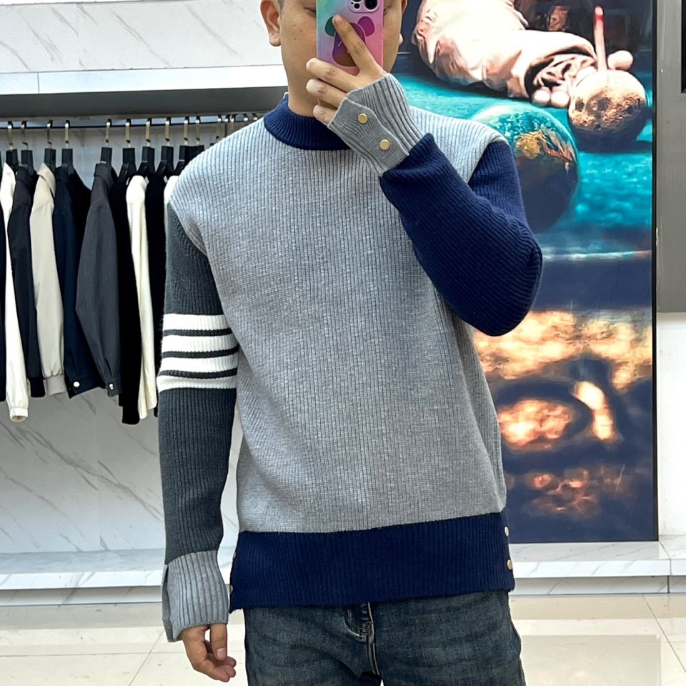 TB汤姆布朗、2025秋冬新品 | THOM BROWNE标志性拼色🐑毛衣。采用50%绵羊毛、10%马海