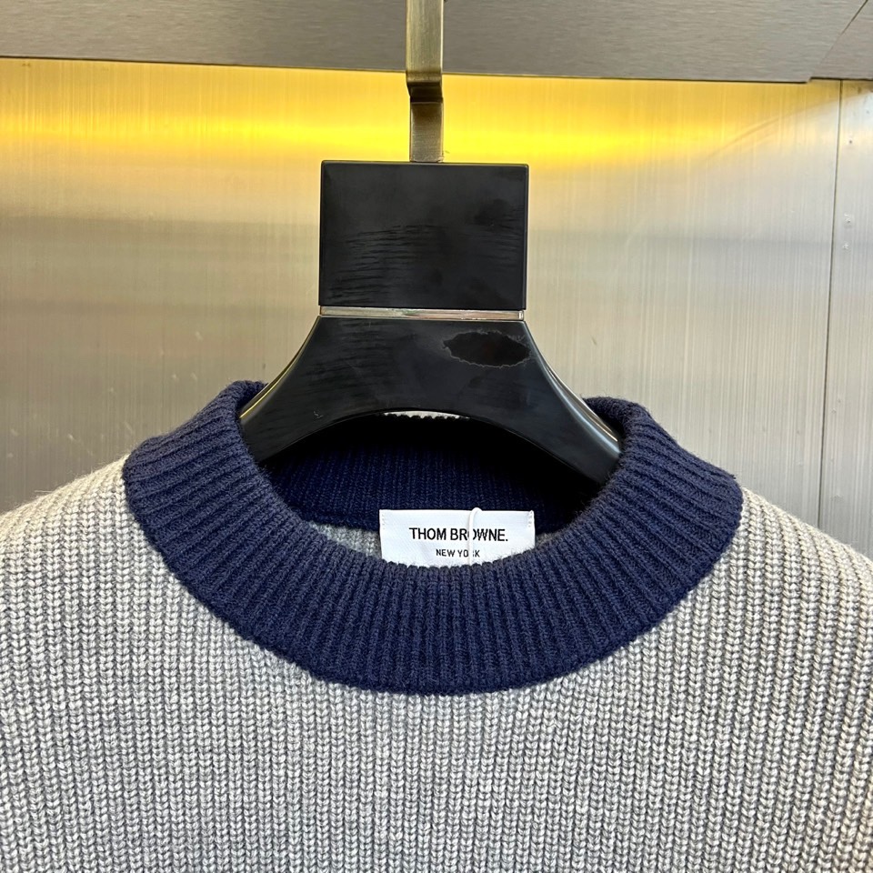 TB汤姆布朗、2025秋冬新品 | THOM BROWNE标志性拼色🐑毛衣。采用50%绵羊毛、10%马海
