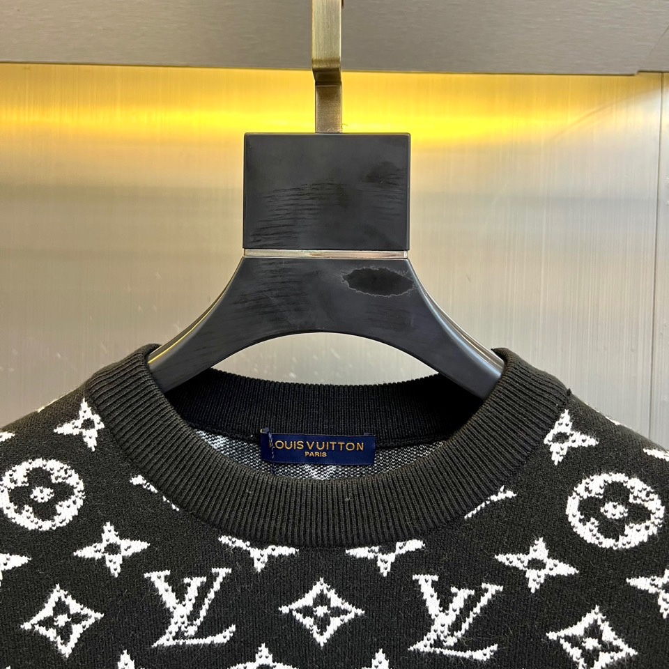 1v威登、2025秋冬新品 LOUIS VUITTON羊毛🐑老花针织衫。这件红色针织衫以浓烈的正红色为基