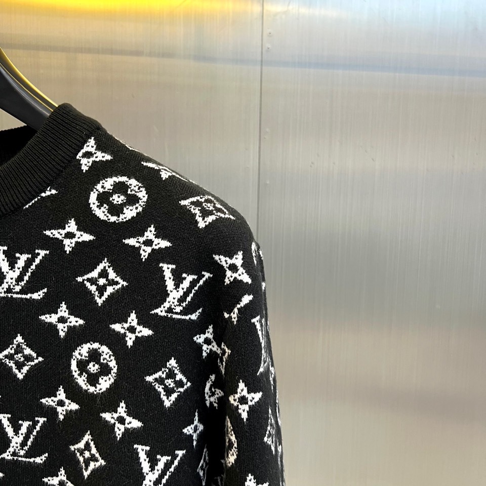 1v威登、2025秋冬新品 LOUIS VUITTON羊毛🐑老花针织衫。这件红色针织衫以浓烈的正红色为基