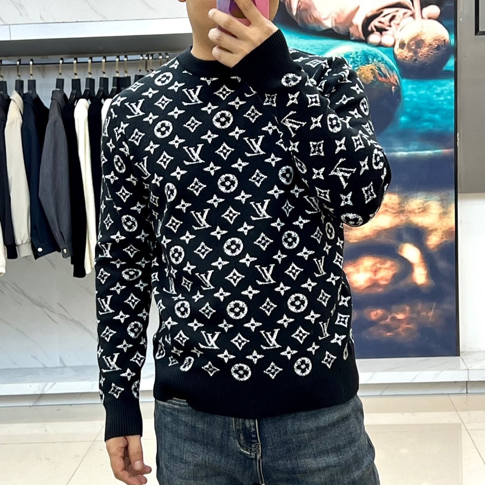 1v威登、2025秋冬新品 LOUIS VUITTON羊毛🐑老花针织衫。这件红色针织衫以浓烈的正红色为基