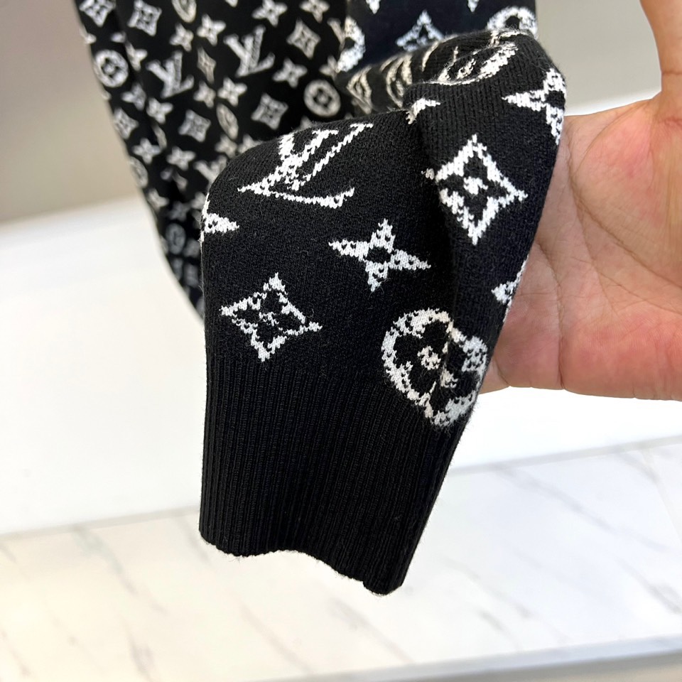 1v威登、2025秋冬新品 LOUIS VUITTON羊毛🐑老花针织衫。这件红色针织衫以浓烈的正红色为基