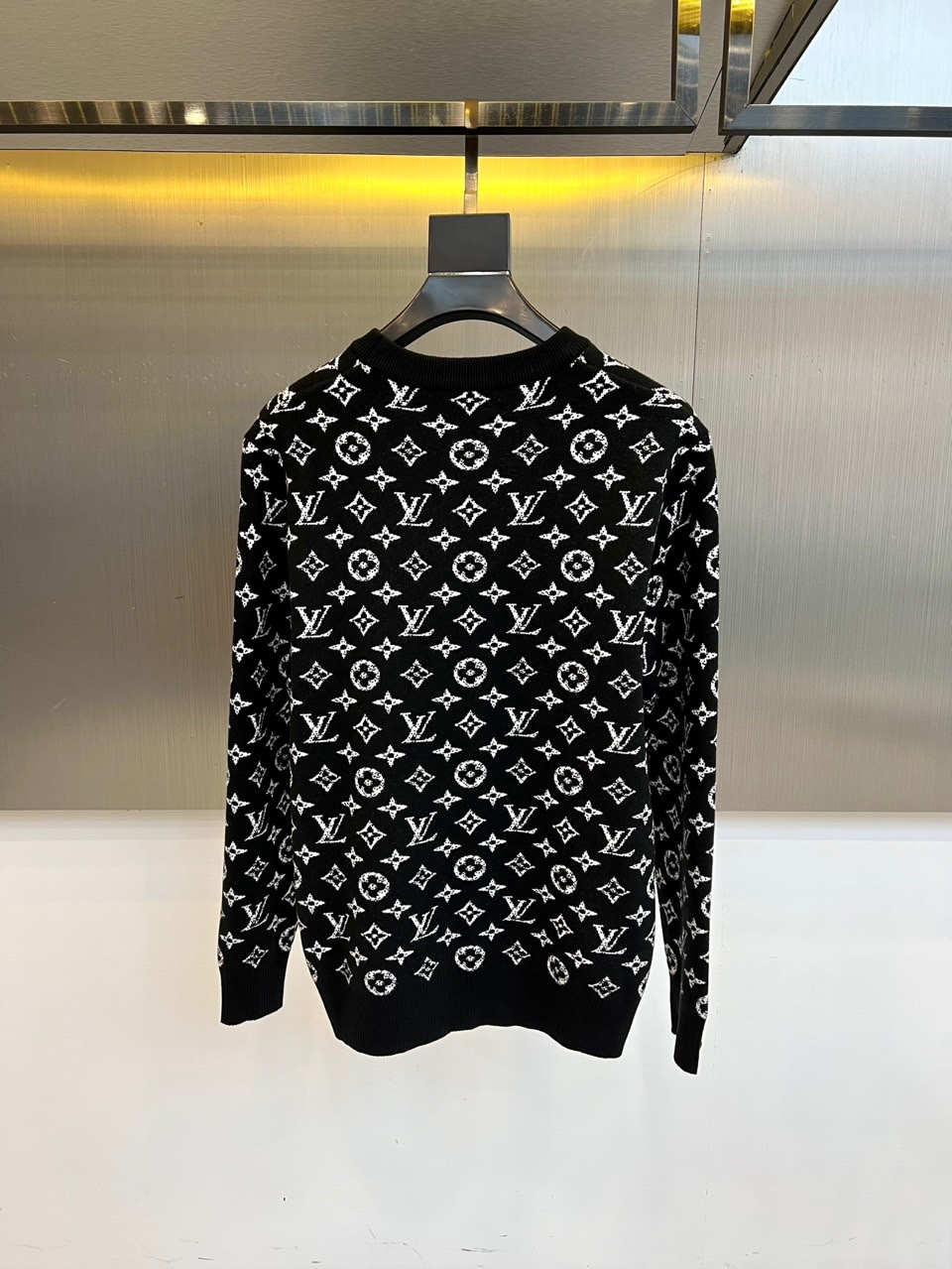 1v威登、2025秋冬新品 LOUIS VUITTON羊毛🐑老花针织衫。这件红色针织衫以浓烈的正红色为基