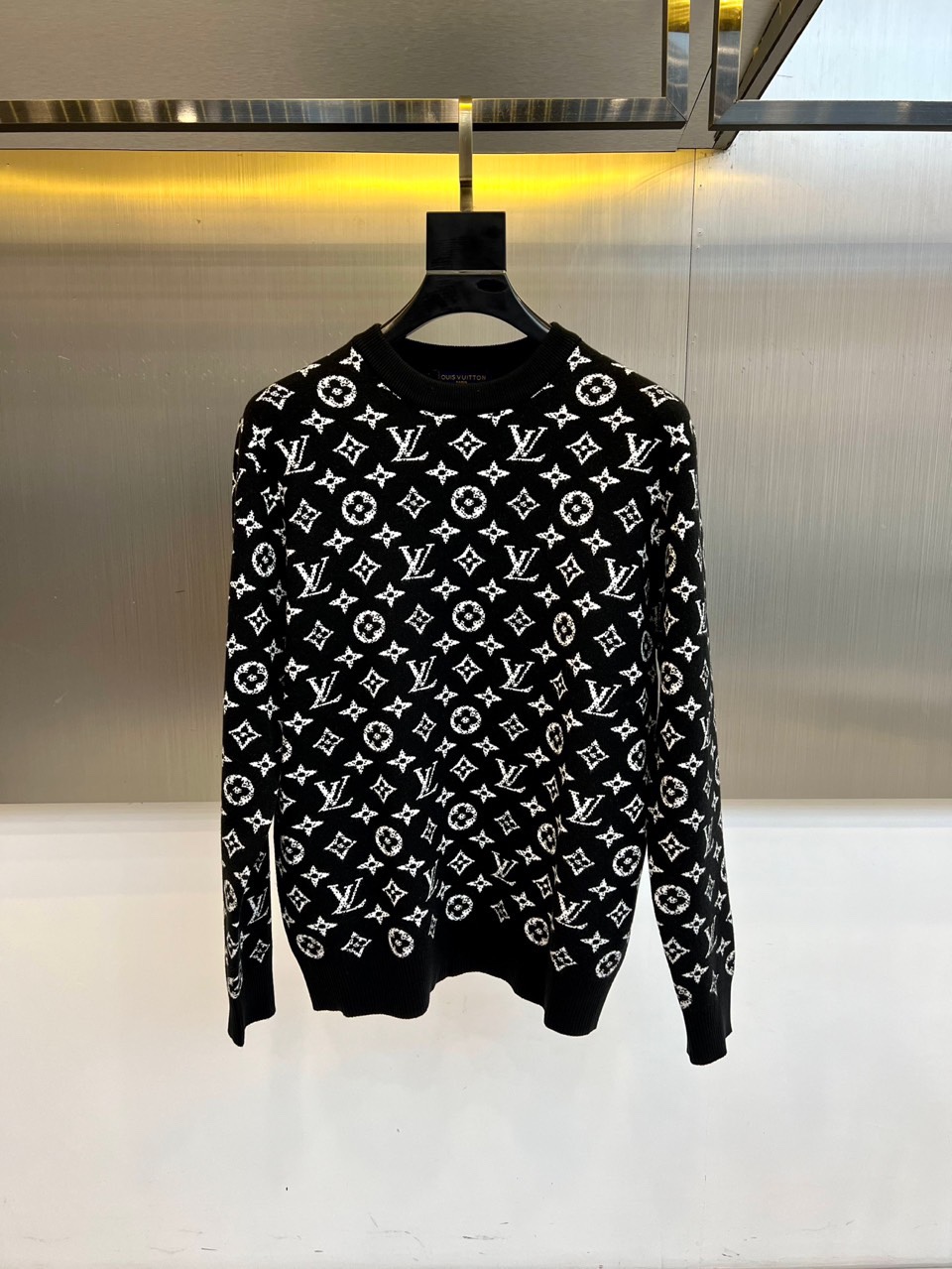 1v威登、2025秋冬新品 LOUIS VUITTON羊毛🐑老花针织衫。这件红色针织衫以浓烈的正红色为基