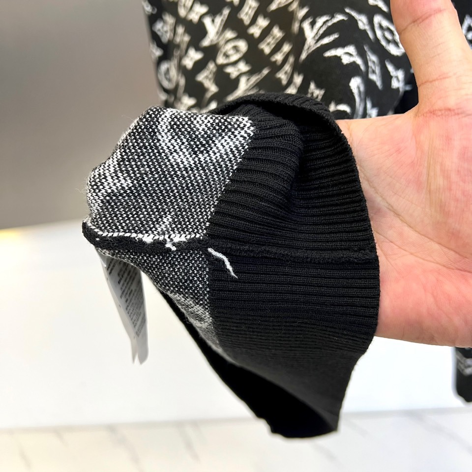 1v威登、2025秋冬新品 LOUIS VUITTON羊毛🐑老花针织衫。这件红色针织衫以浓烈的正红色为基