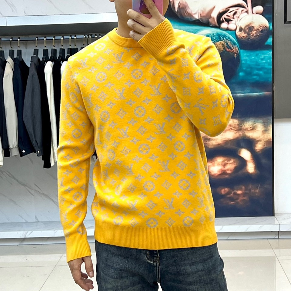 1v威登、2025秋冬新品 LOUIS VUITTON羊毛🐑老花针织衫。这件红色针织衫以浓烈的正红色为基