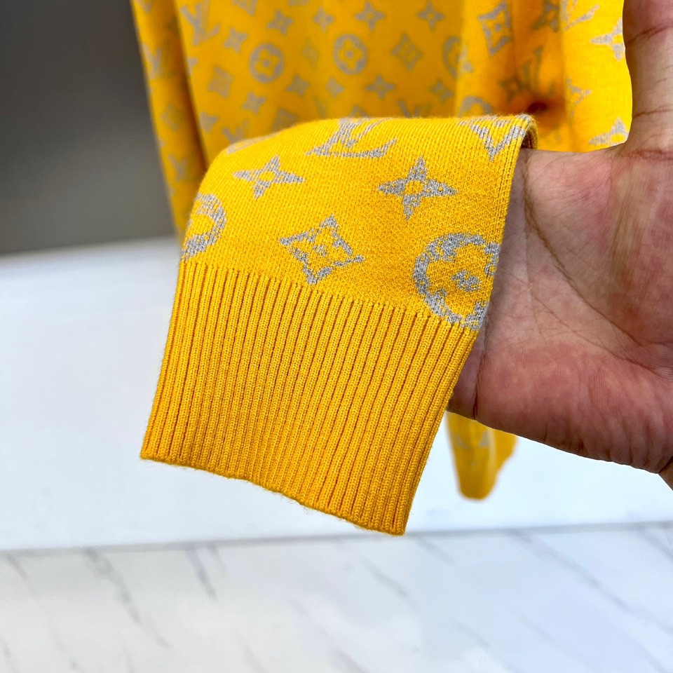 1v威登、2025秋冬新品 LOUIS VUITTON羊毛🐑老花针织衫。这件红色针织衫以浓烈的正红色为基