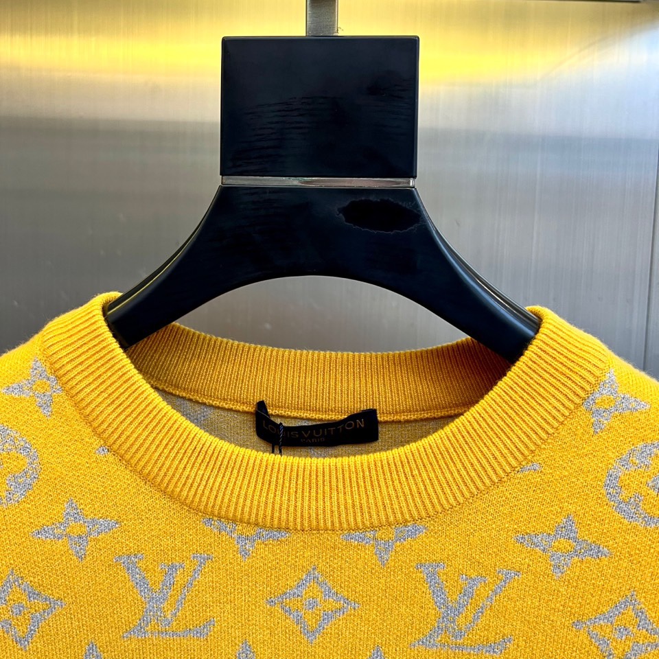 1v威登、2025秋冬新品 LOUIS VUITTON羊毛🐑老花针织衫。这件红色针织衫以浓烈的正红色为基