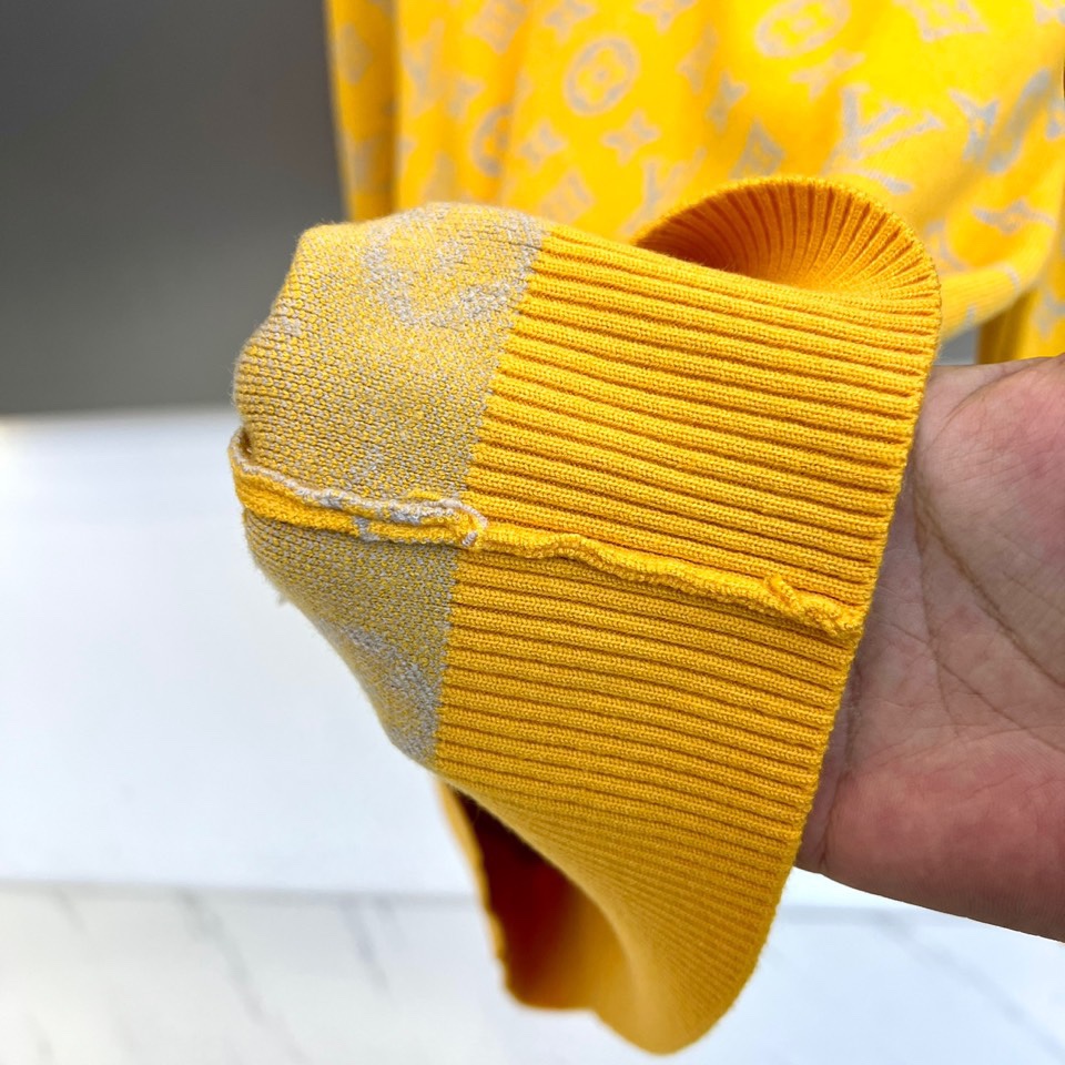 1v威登、2025秋冬新品 LOUIS VUITTON羊毛🐑老花针织衫。这件红色针织衫以浓烈的正红色为基