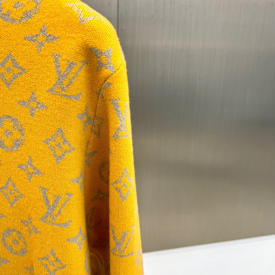 1v威登、2025秋冬新品 LOUIS VUITTON羊毛🐑老花针织衫。这件红色针织衫以浓烈的正红色为基