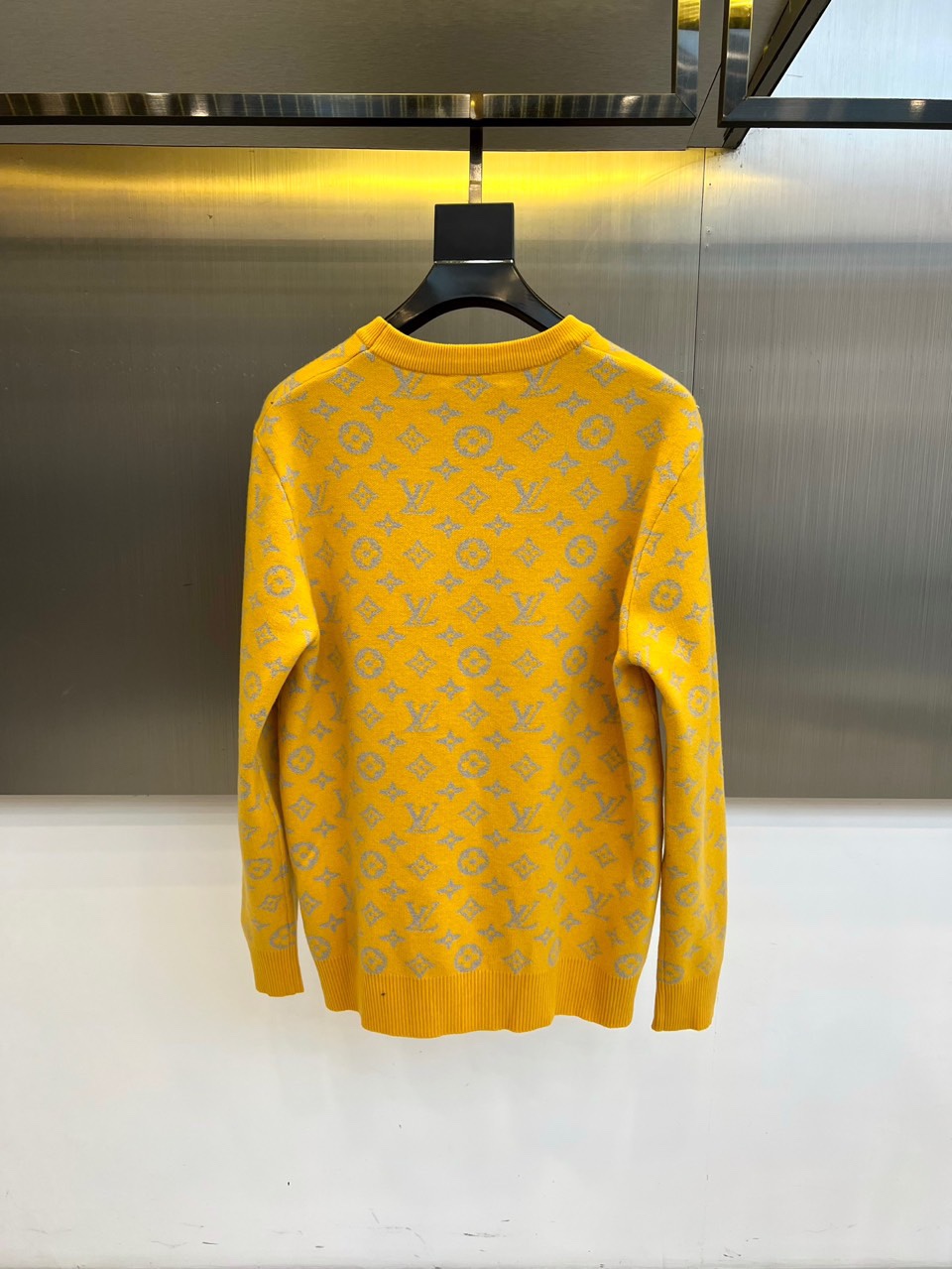 1v威登、2025秋冬新品 LOUIS VUITTON羊毛🐑老花针织衫。这件红色针织衫以浓烈的正红色为基