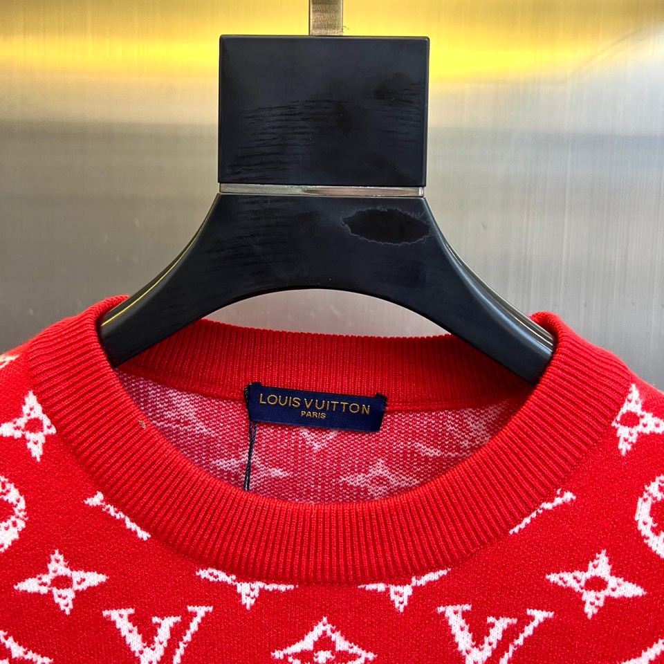 1v威登、2025秋冬新品 LOUIS VUITTON羊毛🐑老花针织衫。这件红色针织衫以浓烈的正红色为基