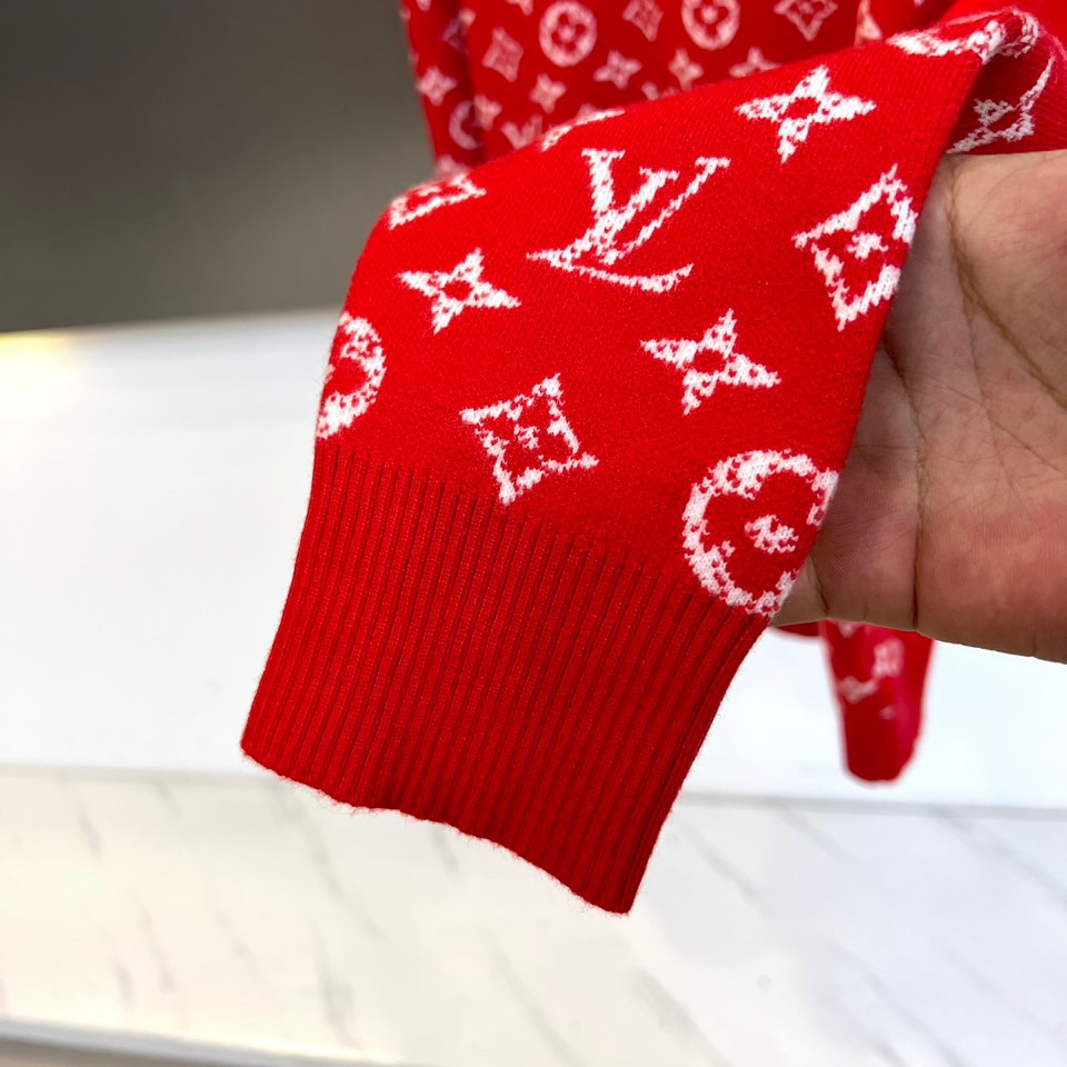 1v威登、2025秋冬新品 LOUIS VUITTON羊毛🐑老花针织衫。这件红色针织衫以浓烈的正红色为基
