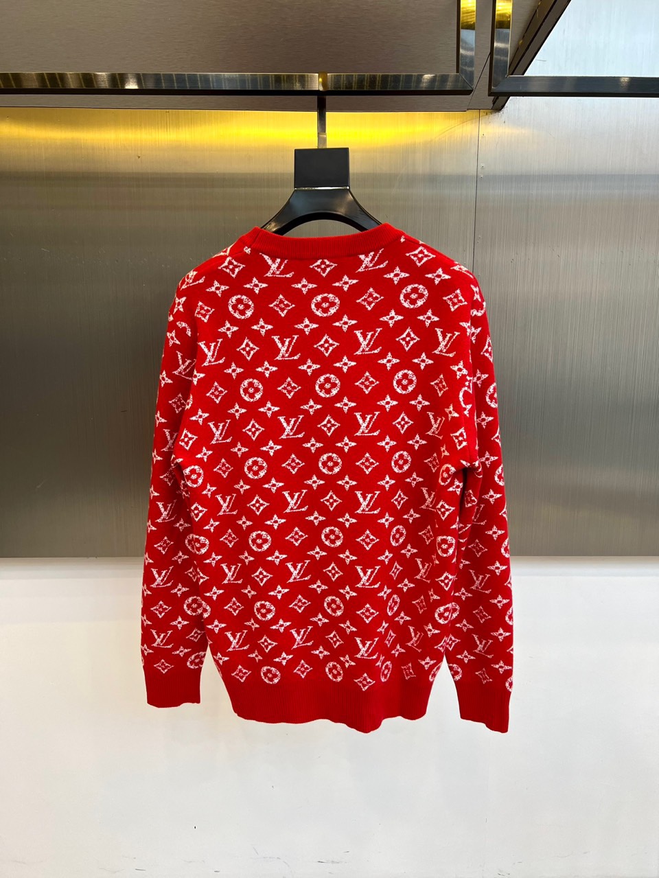 1v威登、2025秋冬新品 LOUIS VUITTON羊毛🐑老花针织衫。这件红色针织衫以浓烈的正红色为基