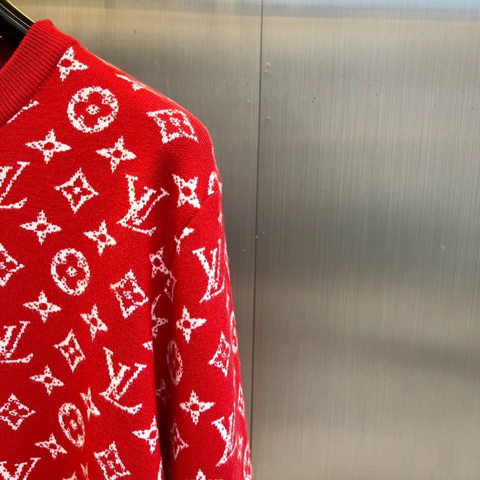 1v威登、2025秋冬新品 LOUIS VUITTON羊毛🐑老花针织衫。这件红色针织衫以浓烈的正红色为基