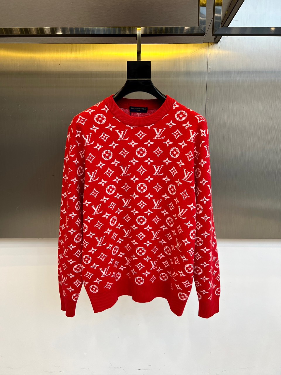 1v威登、2025秋冬新品 LOUIS VUITTON羊毛🐑老花针织衫。这件红色针织衫以浓烈的正红色为基