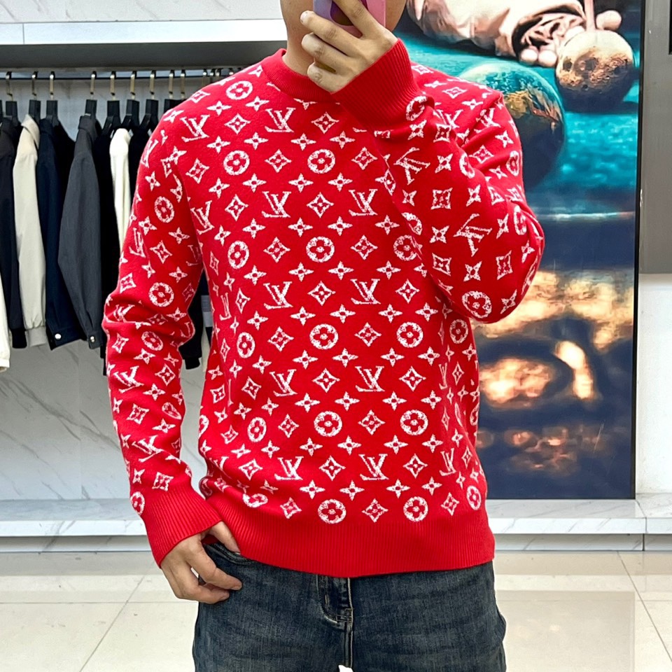 1v威登、2025秋冬新品 LOUIS VUITTON羊毛🐑老花针织衫。这件红色针织衫以浓烈的正红色为基
