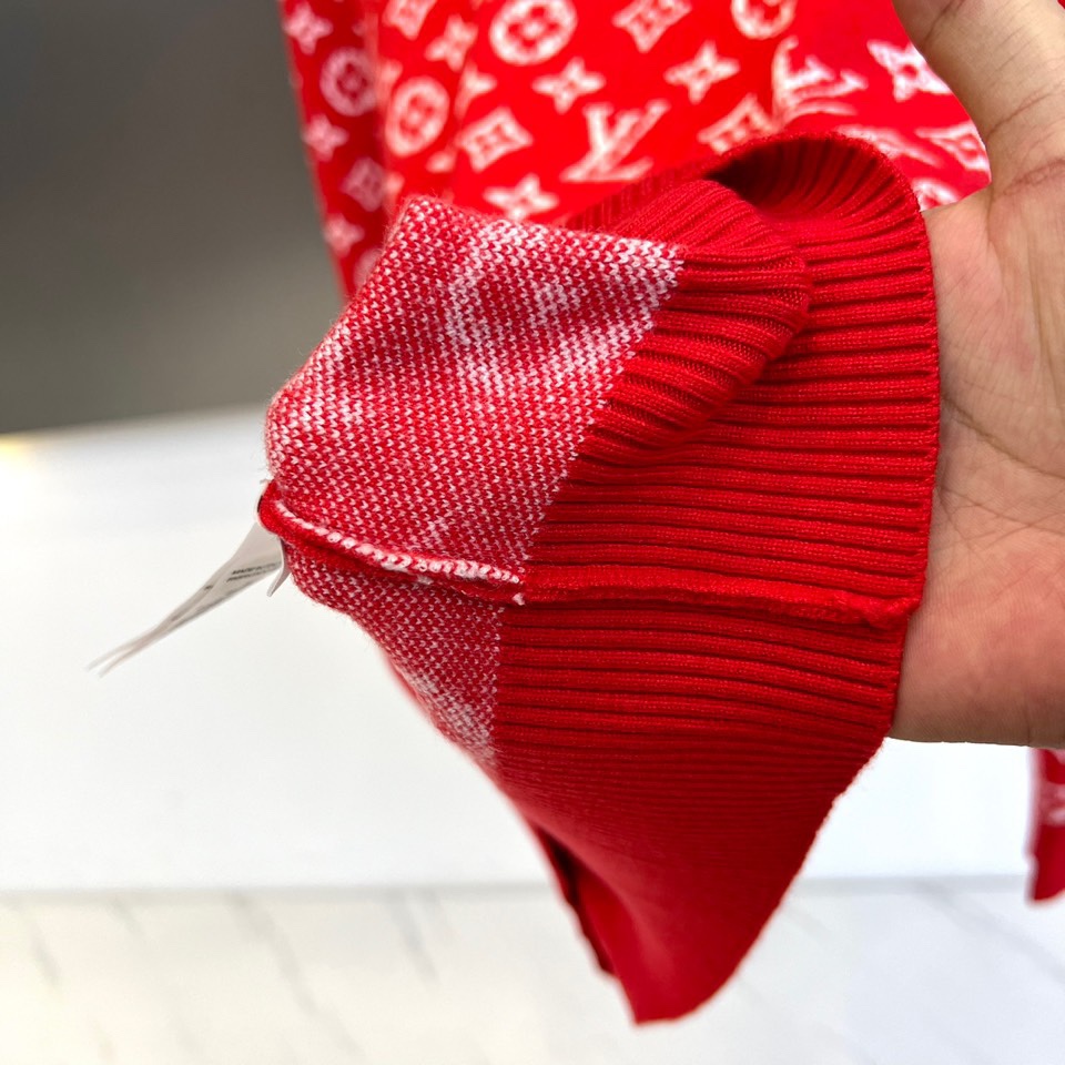 1v威登、2025秋冬新品 LOUIS VUITTON羊毛🐑老花针织衫。这件红色针织衫以浓烈的正红色为基