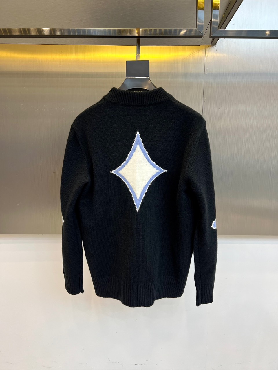 1v威登、2025秋冬新品 | LOUIS VUITTON徽章元素棒针羊毛🐑针织衫。灰色圆领设计采用50