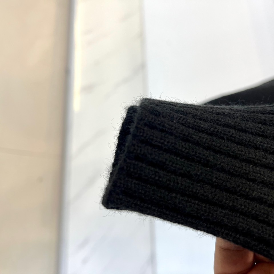 1v威登、2025秋冬新品 | LOUIS VUITTON徽章元素棒针羊毛🐑针织衫。灰色圆领设计采用50