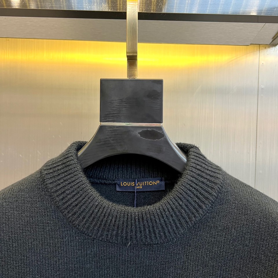 1v威登、2025秋冬新品 | LOUIS VUITTON徽章元素棒针羊毛🐑针织衫。灰色圆领设计采用50