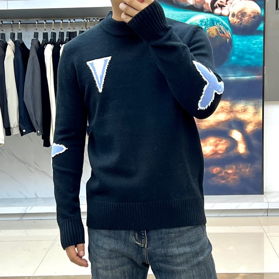 1v威登、2025秋冬新品 | LOUIS VUITTON徽章元素棒针羊毛🐑针织衫。灰色圆领设计采用50