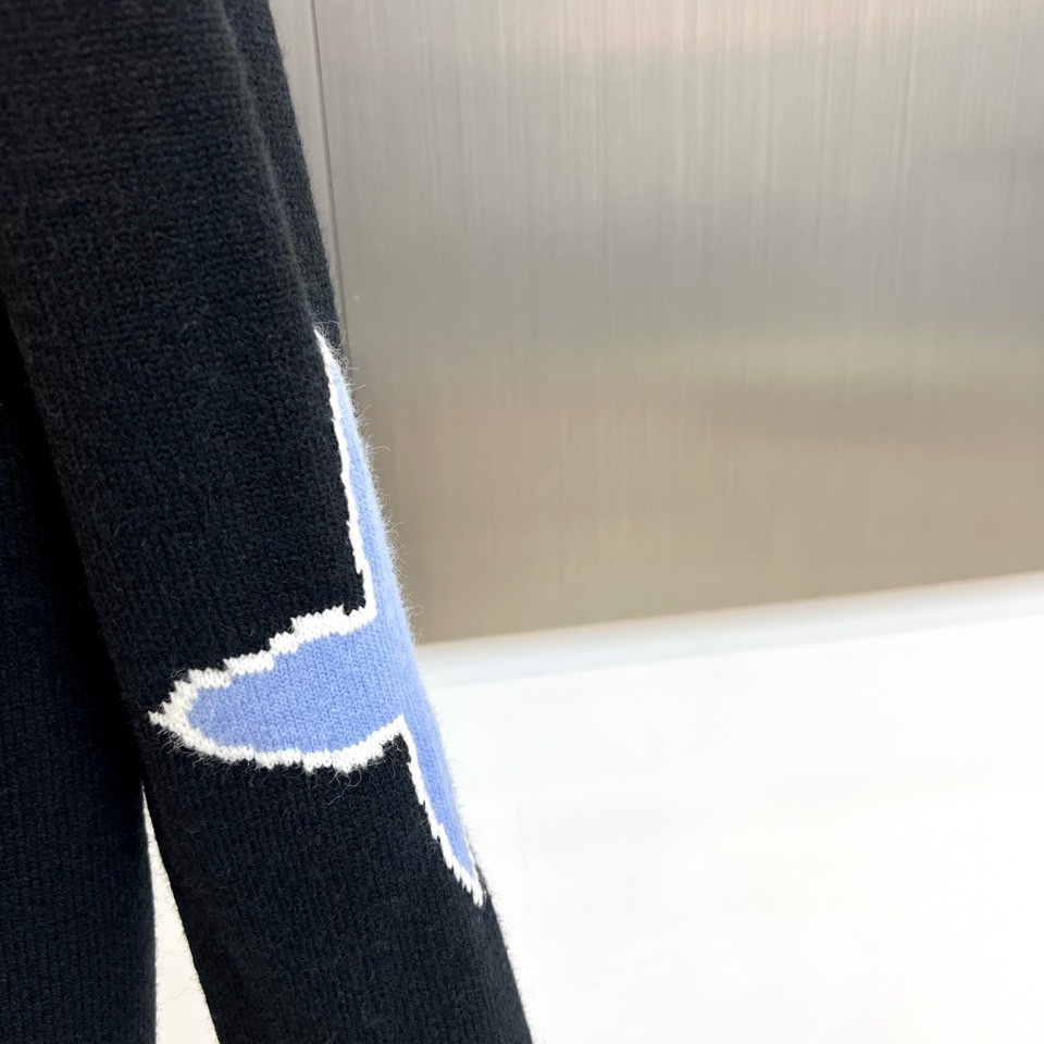 1v威登、2025秋冬新品 | LOUIS VUITTON徽章元素棒针羊毛🐑针织衫。灰色圆领设计采用50