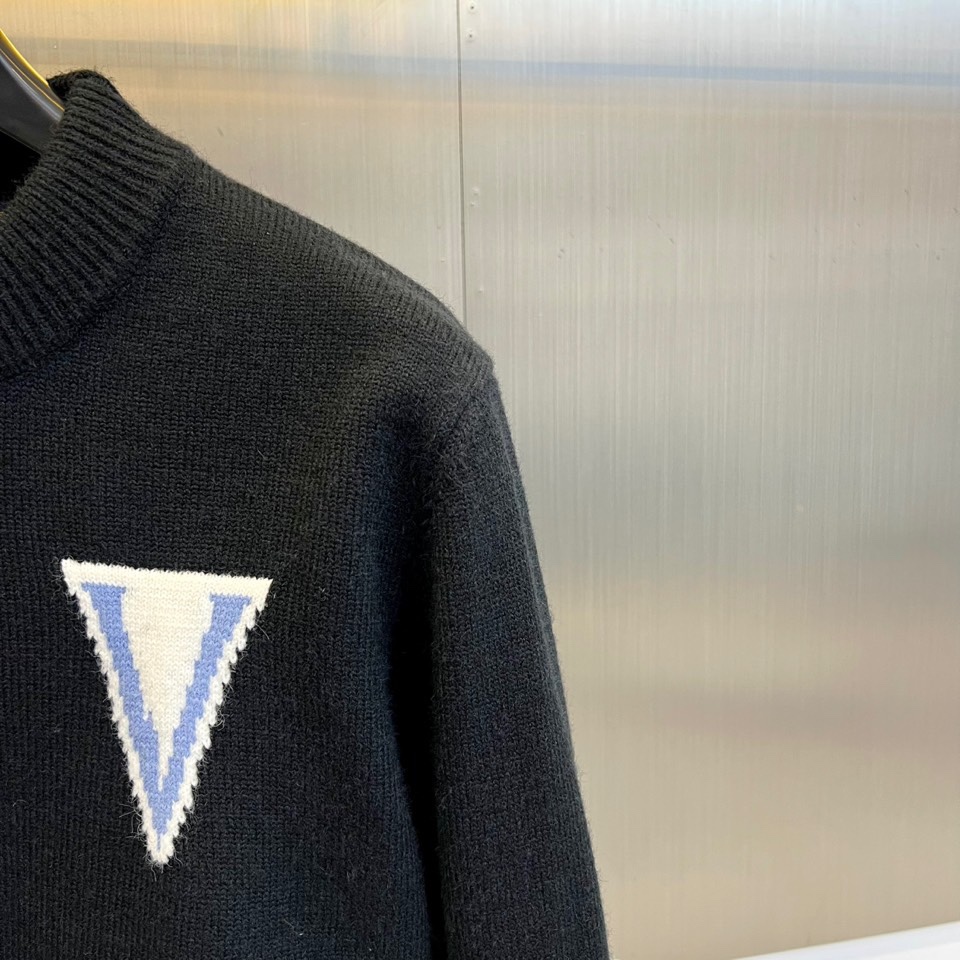 1v威登、2025秋冬新品 | LOUIS VUITTON徽章元素棒针羊毛🐑针织衫。灰色圆领设计采用50