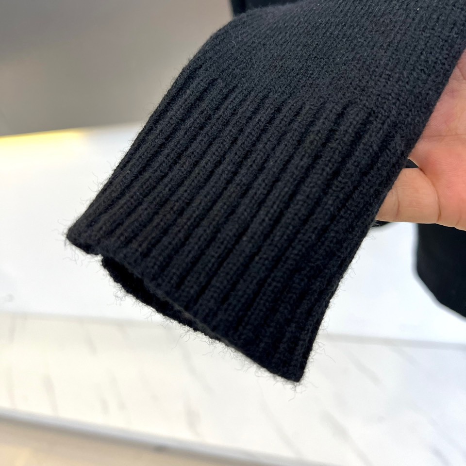 1v威登、2025秋冬新品 | LOUIS VUITTON徽章元素棒针羊毛🐑针织衫。灰色圆领设计采用50