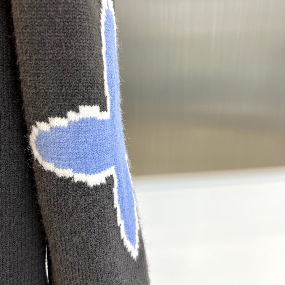 1v威登、2025秋冬新品 | LOUIS VUITTON徽章元素棒针羊毛🐑针织衫。灰色圆领设计采用50