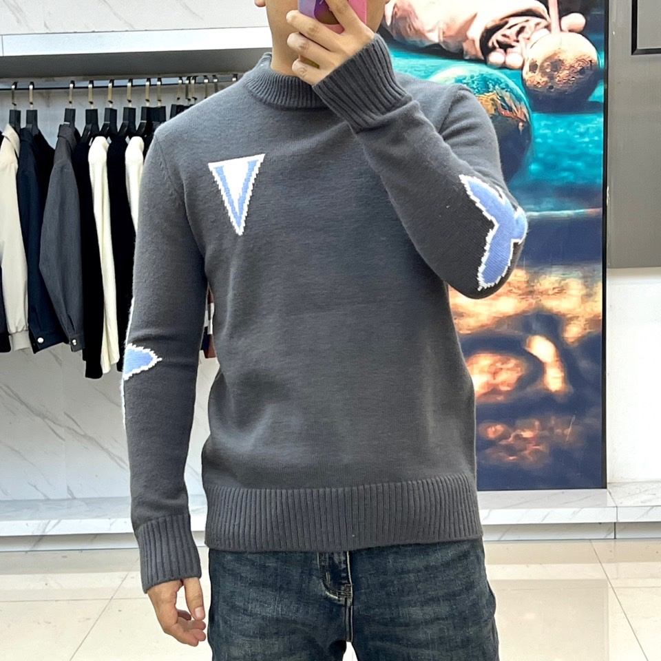 1v威登、2025秋冬新品 | LOUIS VUITTON徽章元素棒针羊毛🐑针织衫。灰色圆领设计采用50