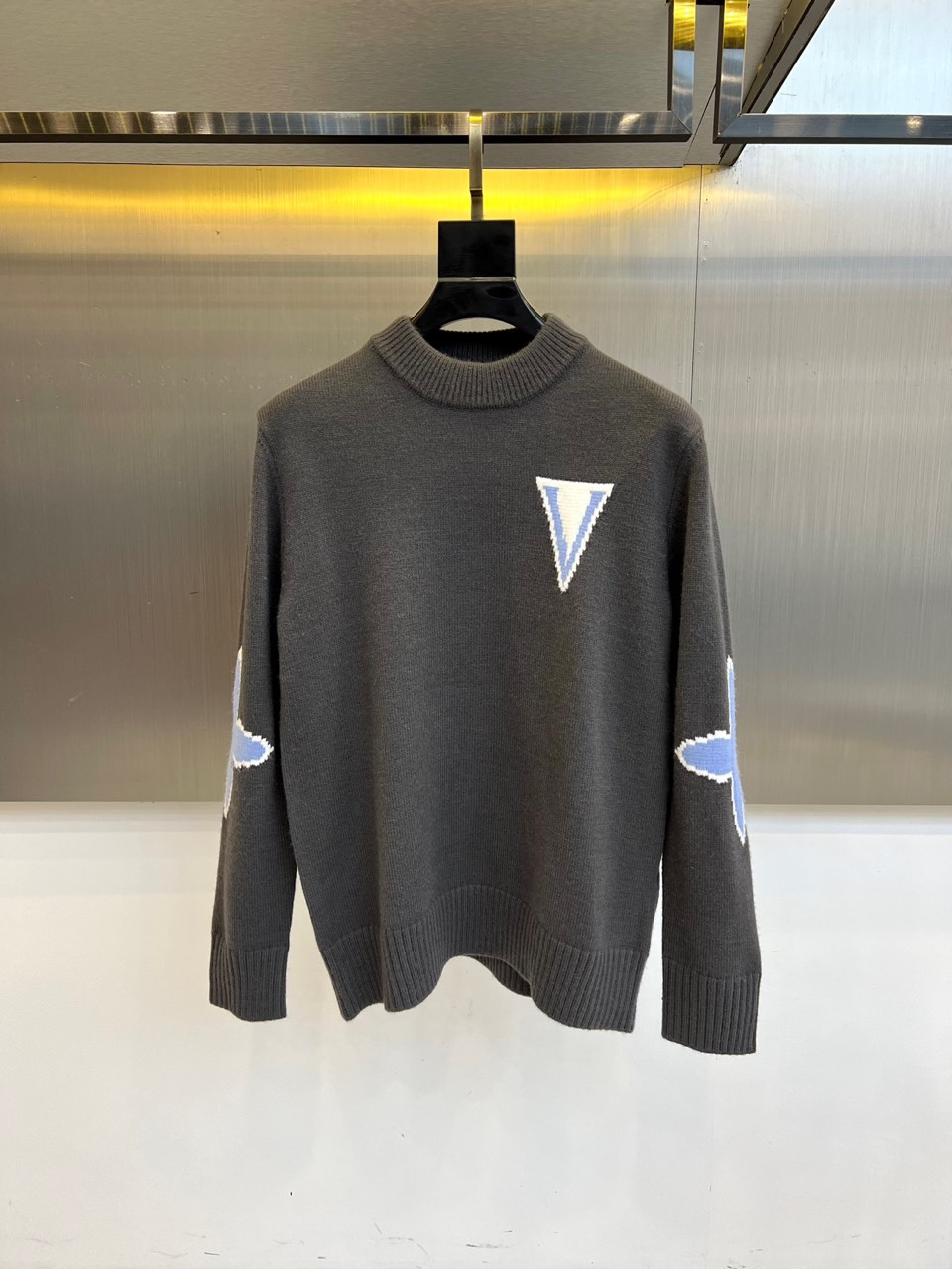 1v威登、2025秋冬新品 | LOUIS VUITTON徽章元素棒针羊毛🐑针织衫。灰色圆领设计采用50