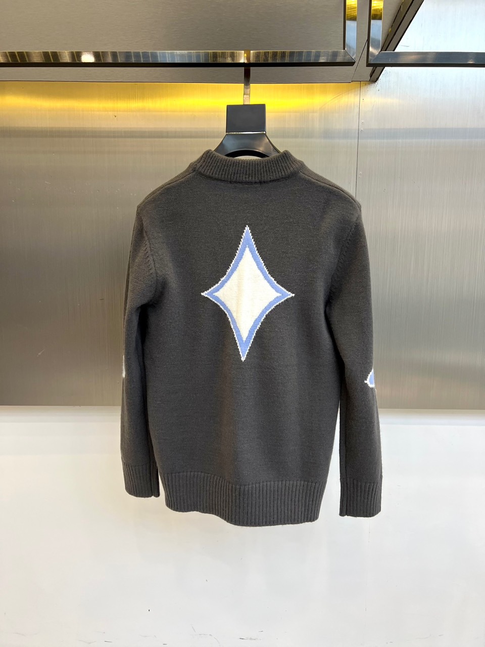 1v威登、2025秋冬新品 | LOUIS VUITTON徽章元素棒针羊毛🐑针织衫。灰色圆领设计采用50