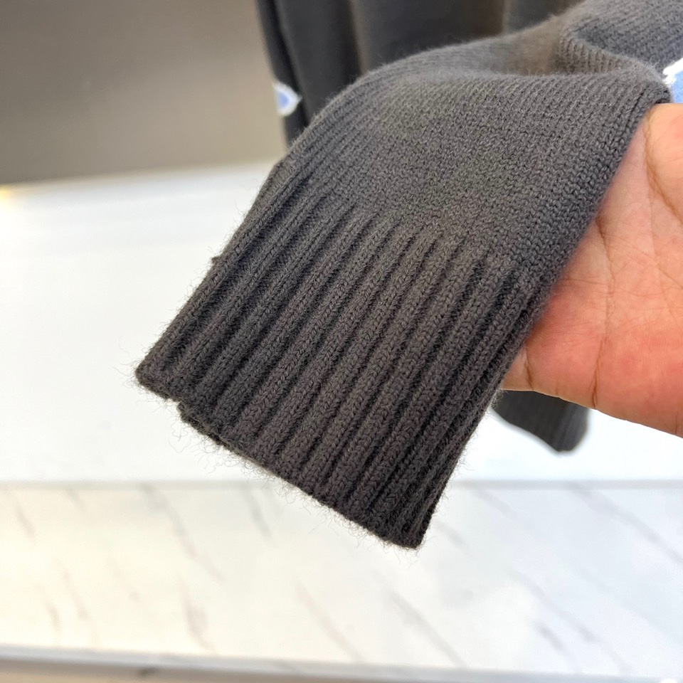 1v威登、2025秋冬新品 | LOUIS VUITTON徽章元素棒针羊毛🐑针织衫。灰色圆领设计采用50